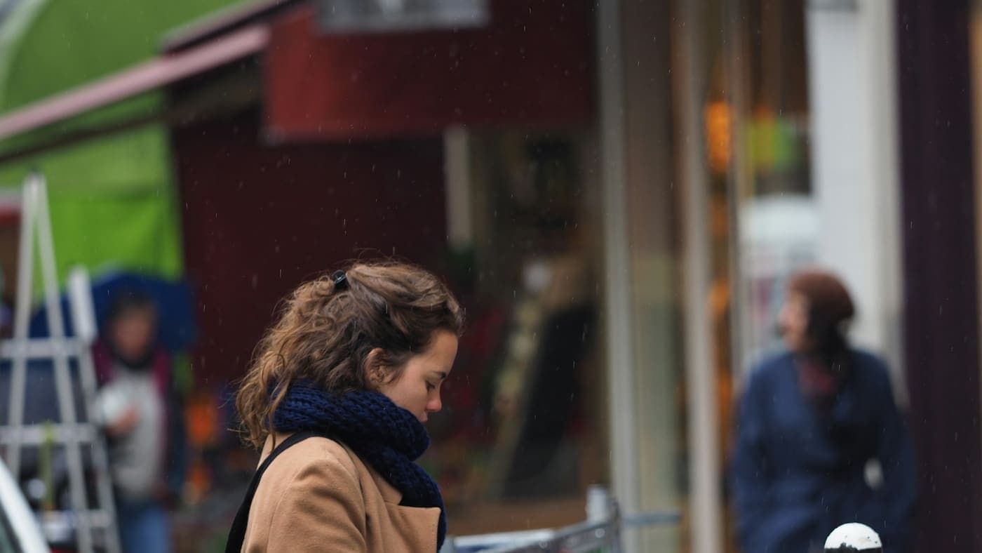 Femme consultant son smartphone dans la rue