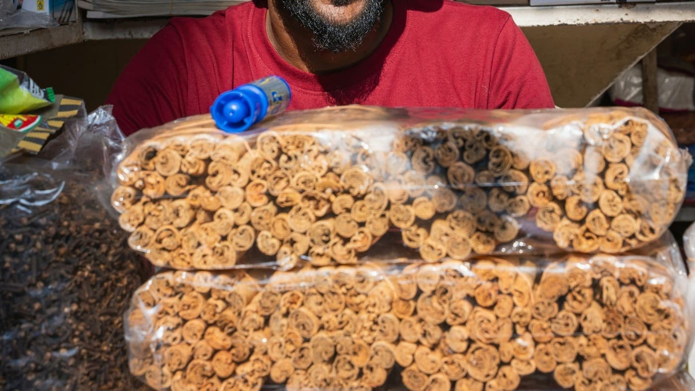 Commerçant souriant derrière le comptoir de sa boutique