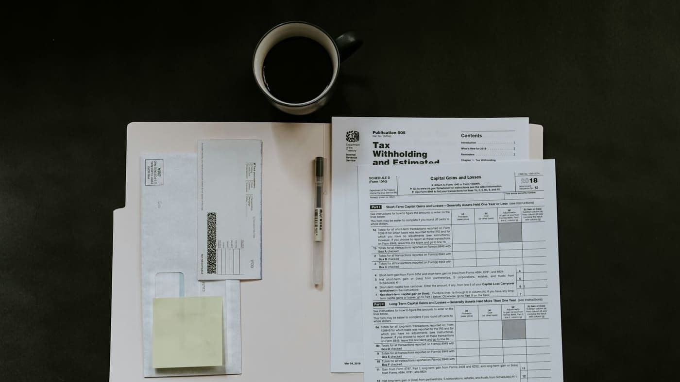 Documents administratifs et stylo posés sur un bureau