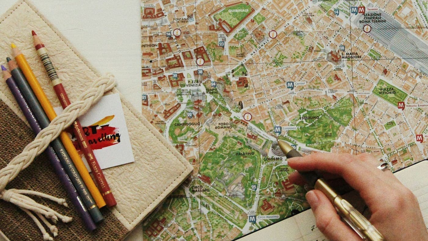 Lunettes et crayons posés sur une carte dépliée
